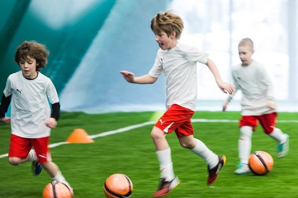 Польза занятий спортом в школе для детей – футбол и другие занятия